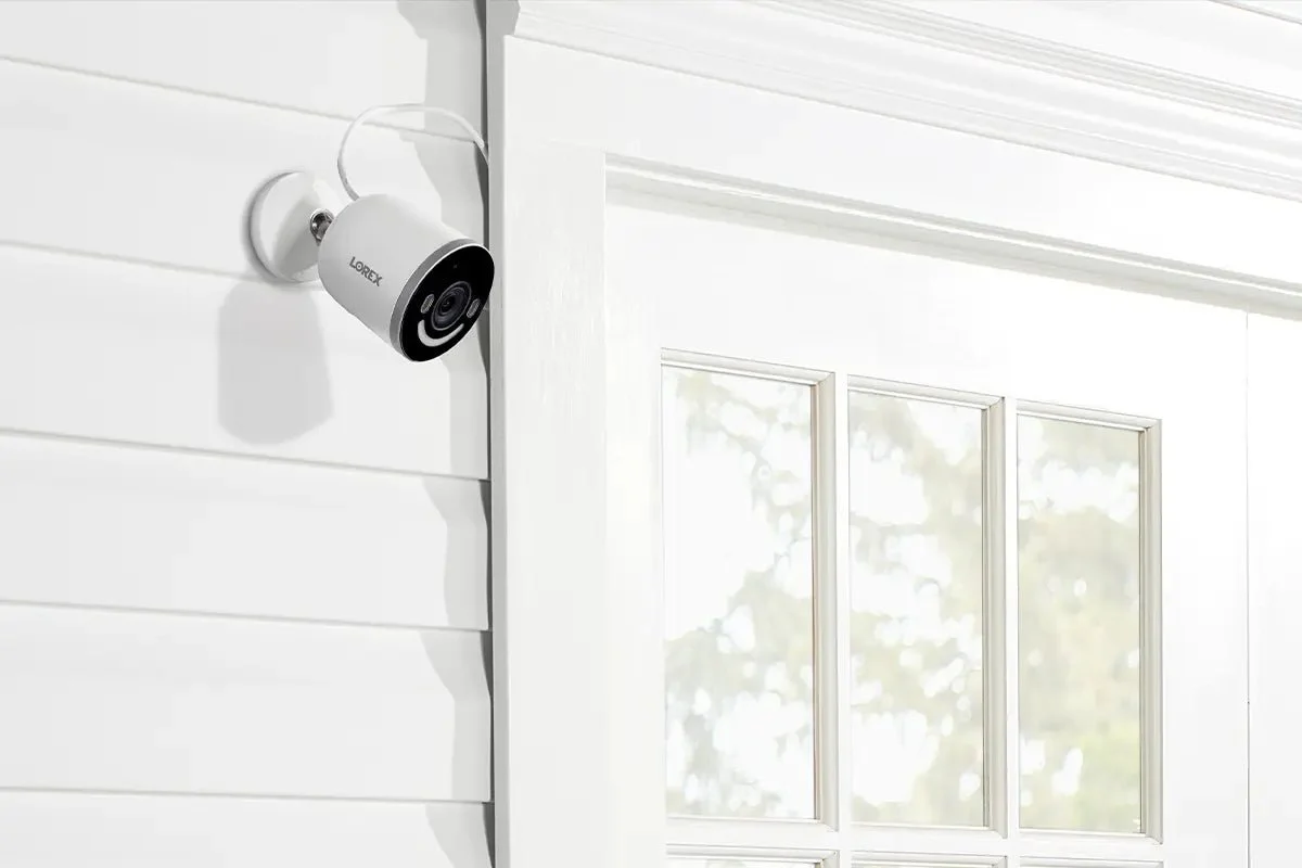 Lorex 4K Spotlight Indoor/Outdoor Wi-Fi 6 Security Camera with Smart Security Lighting - Image 7